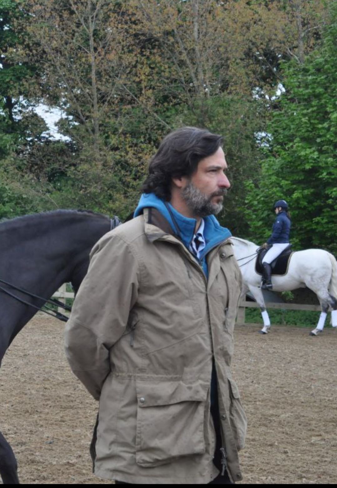 Isaac Ares standing in quiet reflection, symbolizing inner work, ego awareness and authenticity in classical horsemanship.