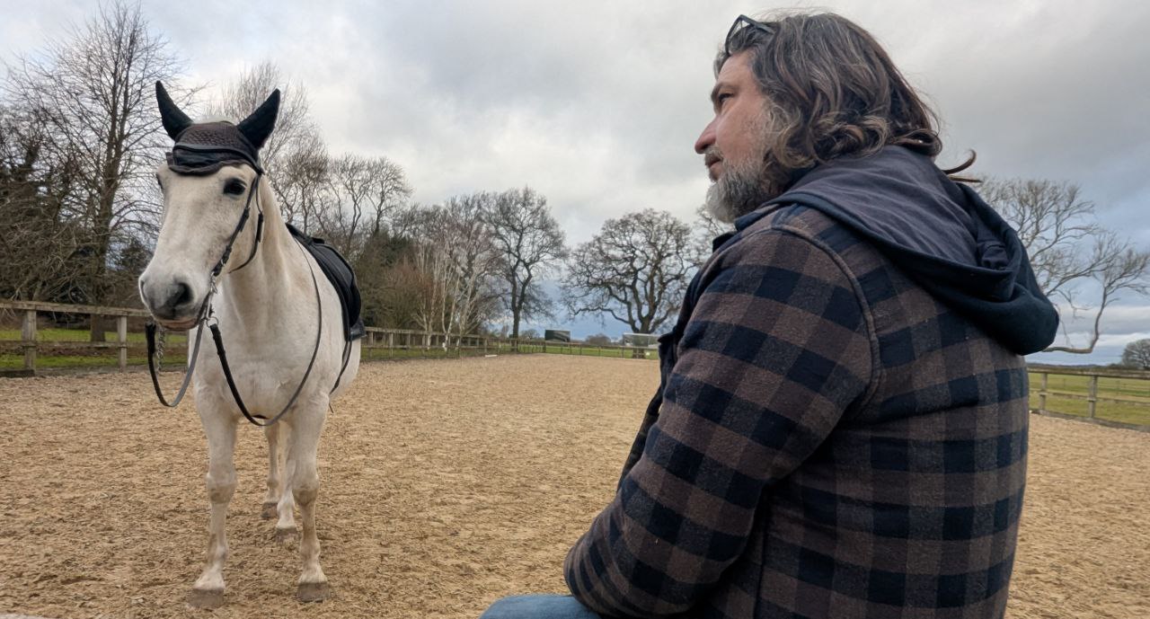 “Isaac Ares observing a horse calmly, symbolic image for his article on leadership, empathy, and understanding in horsemanship”